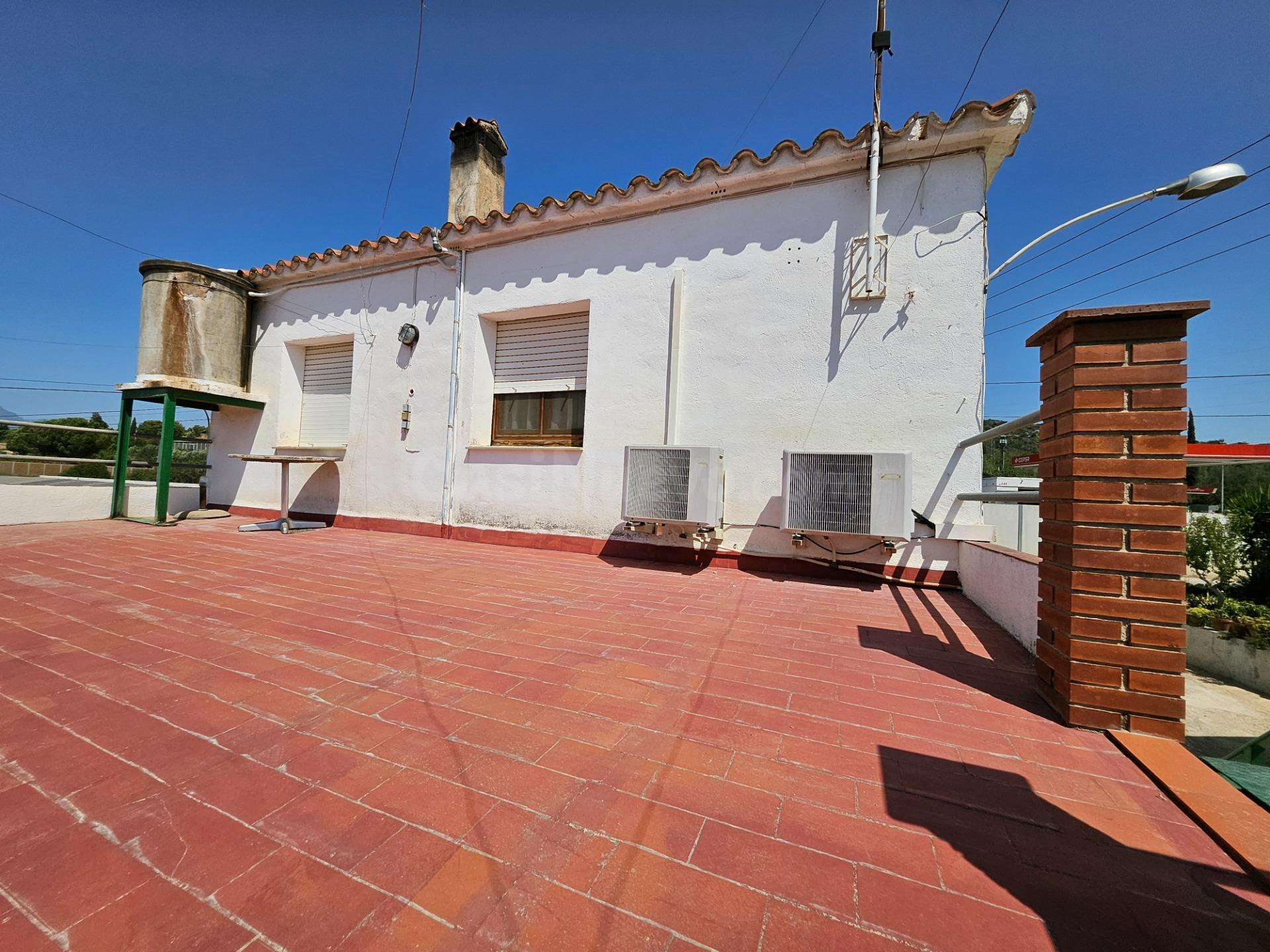 Finca de 6.000 M2, plana y vallada con casa unifamiliar y ot - foto 2
