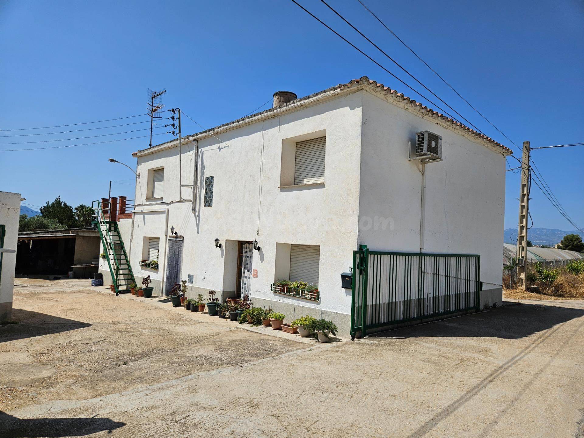 Finca de 6.000 M2, plana y vallada con casa unifamiliar y ot - foto 4