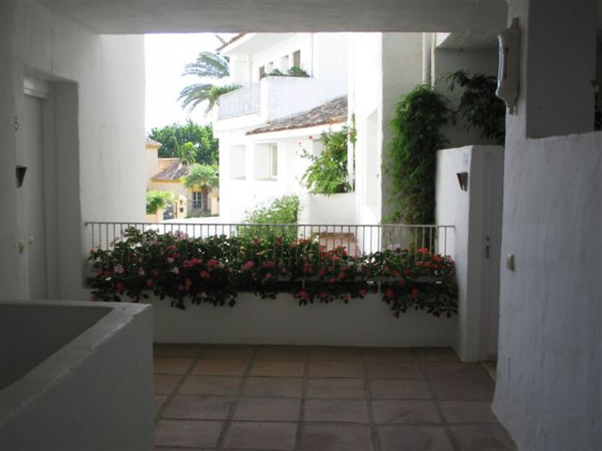 AMPLIO  DUPLEX  CON PISCINA, JARDINES Y PARKING COMUNITARIO. A 400 METROS DE LA PLAYA.