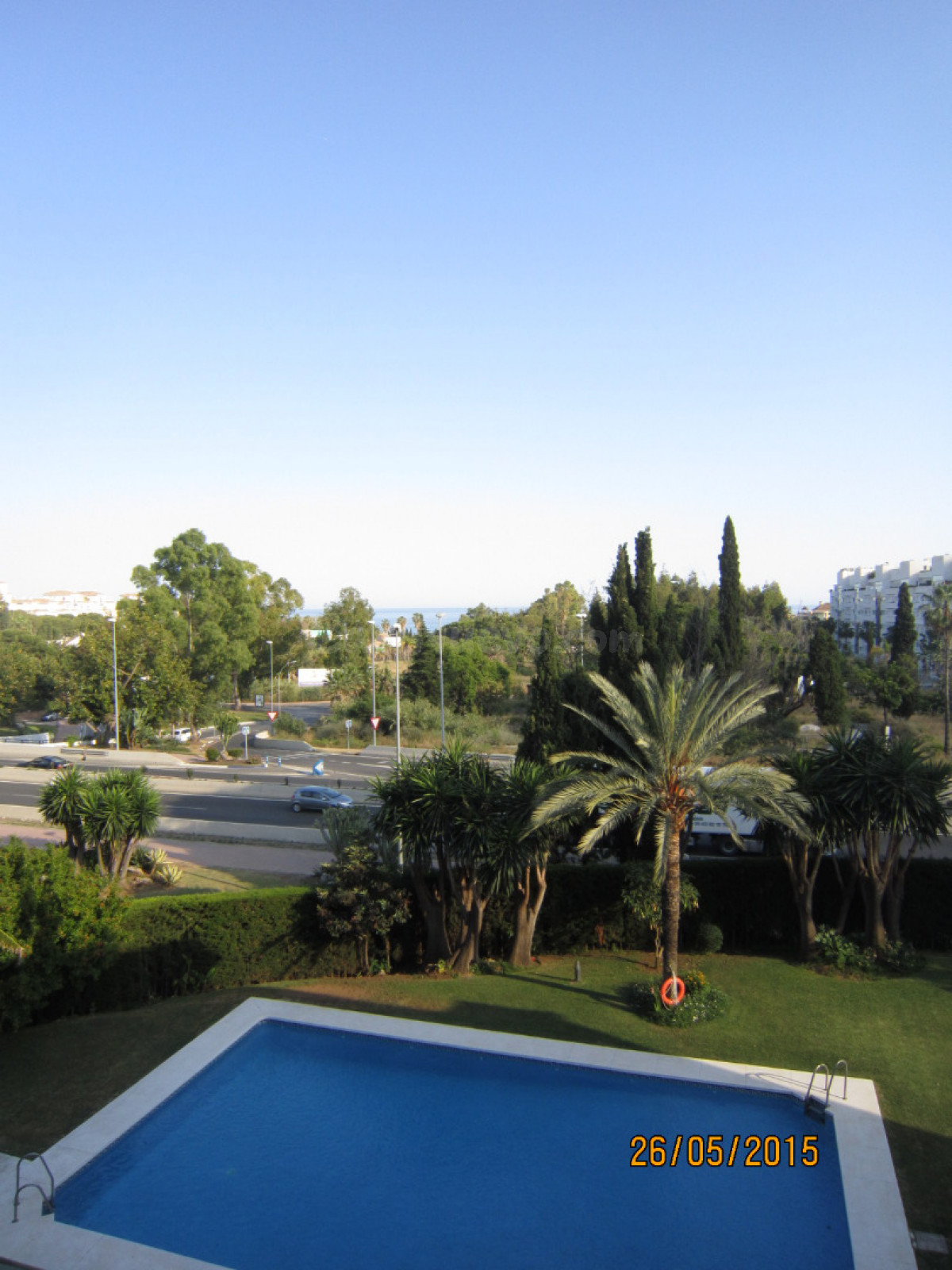 PISO TOTALMENTE REFORMADO. CON PISCINA, JARDINES Y PARKING COMUNITARIO A UN MINUTO ANDANDO DE PUERTO BANUS, MARBELLA.