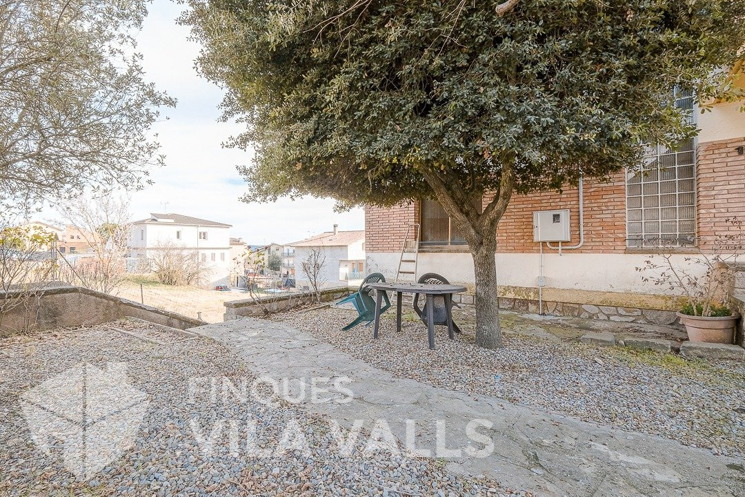 Casa en el pueblo con 324 m2 y gran jardín de 1.100 m2 - foto 2