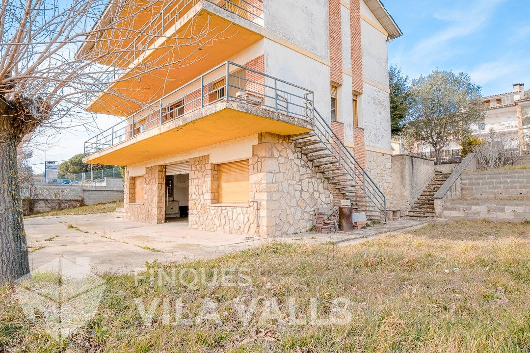 Casa en el pueblo con 324 m2 y gran jardín de 1.100 m2 - foto 3