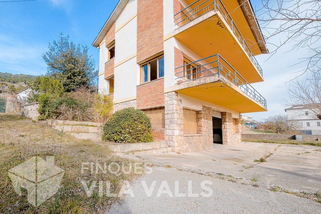 Casa en el pueblo con 324 m2 y gran jardín de 1.100 m2 - foto 5