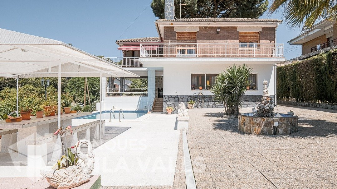 CHALET DOBLE INDEPENDIENTE CON PISTA DE TENIS Y PISCINA! - foto 2