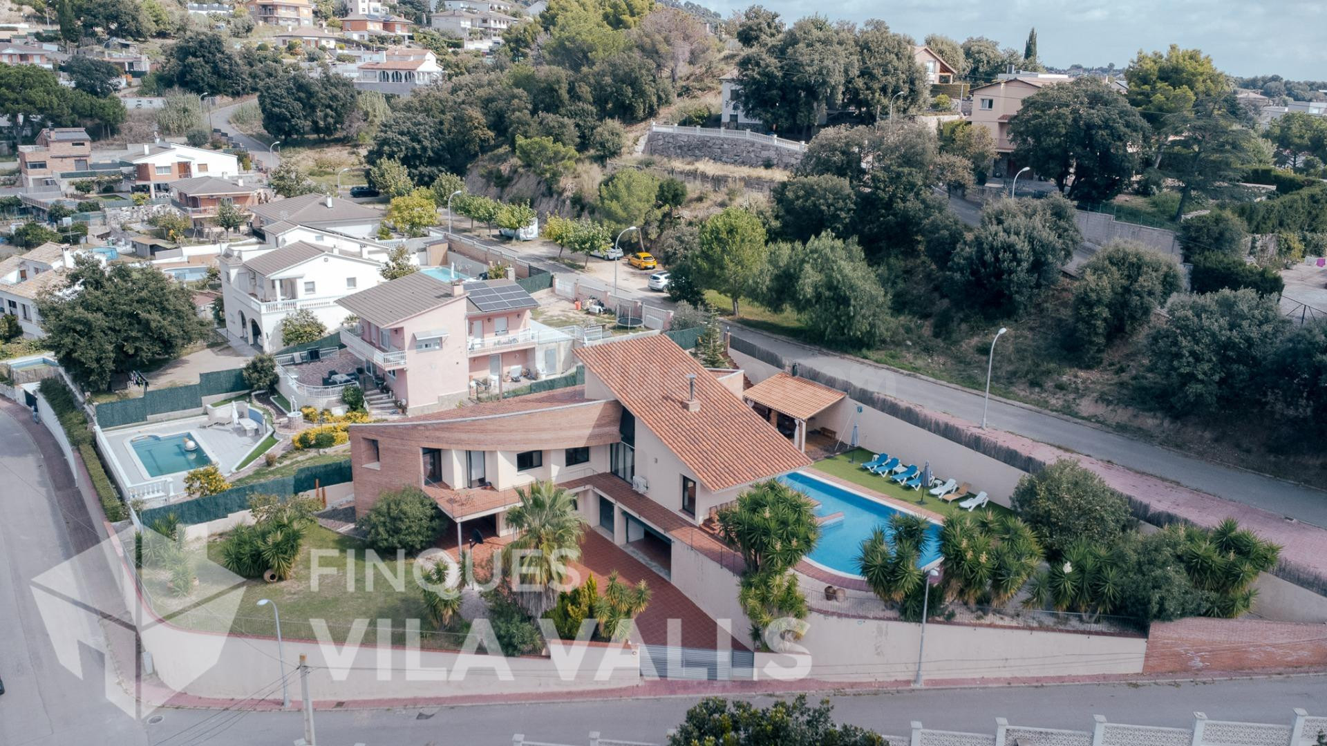 Casa con jardín, piscina y vistas a la montaÑ±a - foto 2
