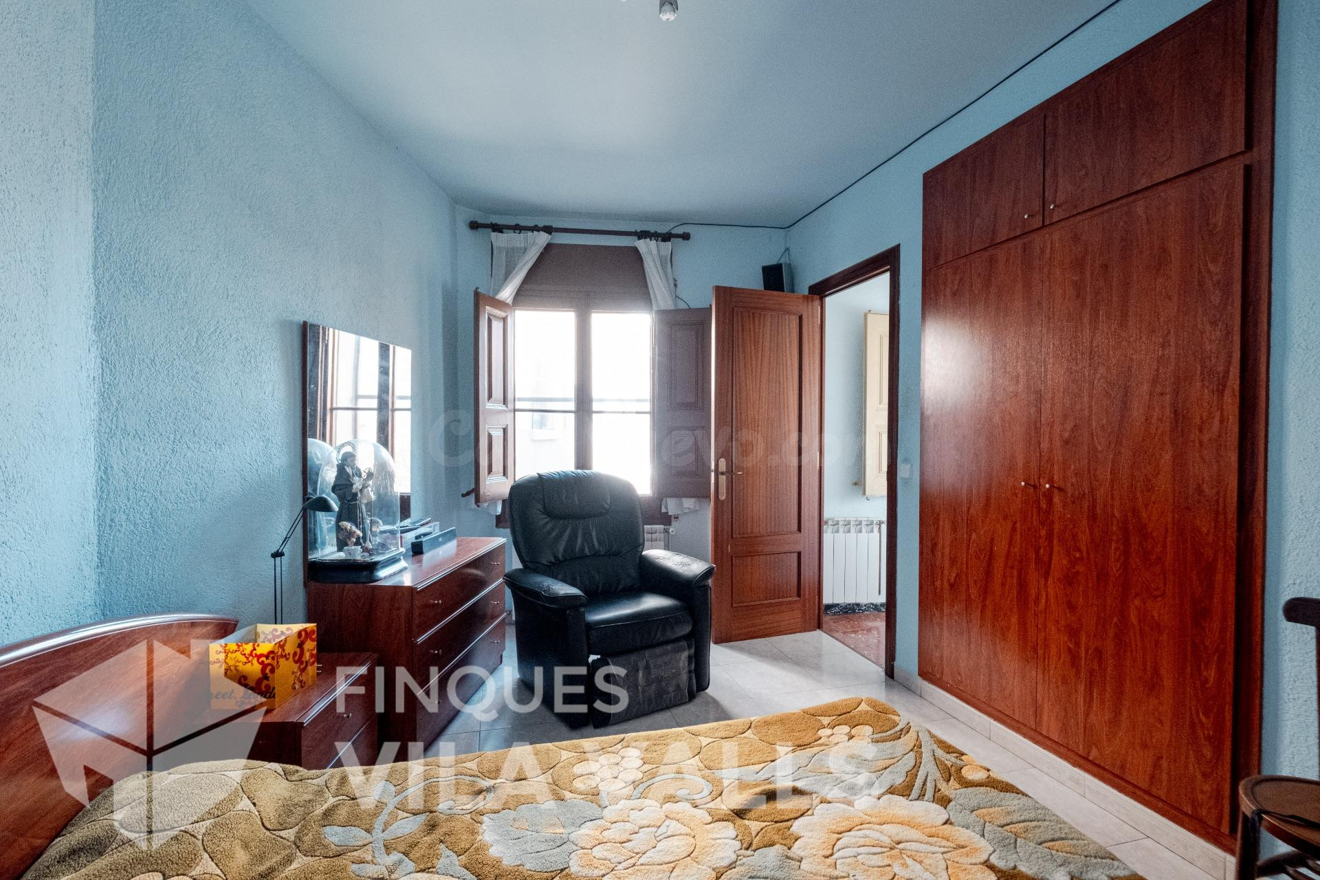 Casa de pueblo muy céntrica con gran local en semi-sótano - foto 4
