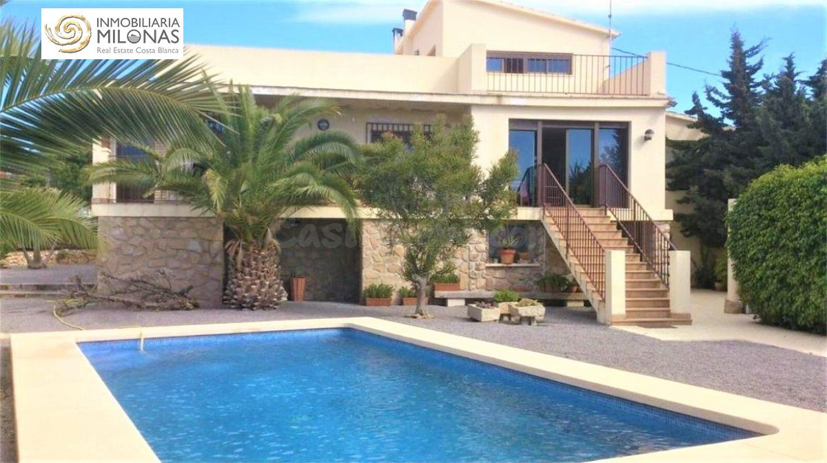 Precioso chalet independiente ubicado en zona tranquila, bonitas vistas al mar y la montaña