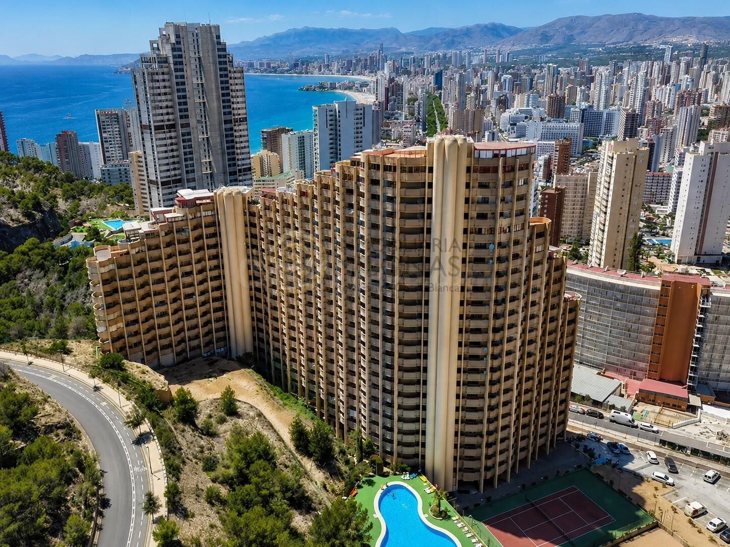 ¿Te imaginas vivir en un entorno tranquilo, con vistas despejadas, mucha luz natural y todo lo que necesitas a un paso?
