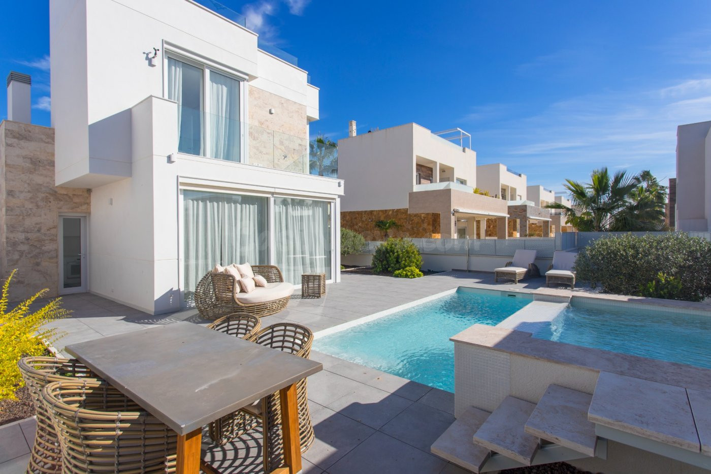 VILLA MODERNA DE 3 DORMITORIOS 2 BAÑOS, PISCINA PRIVADA EN TORREVIEJA ( ZONA AGUAS NUEVAS)