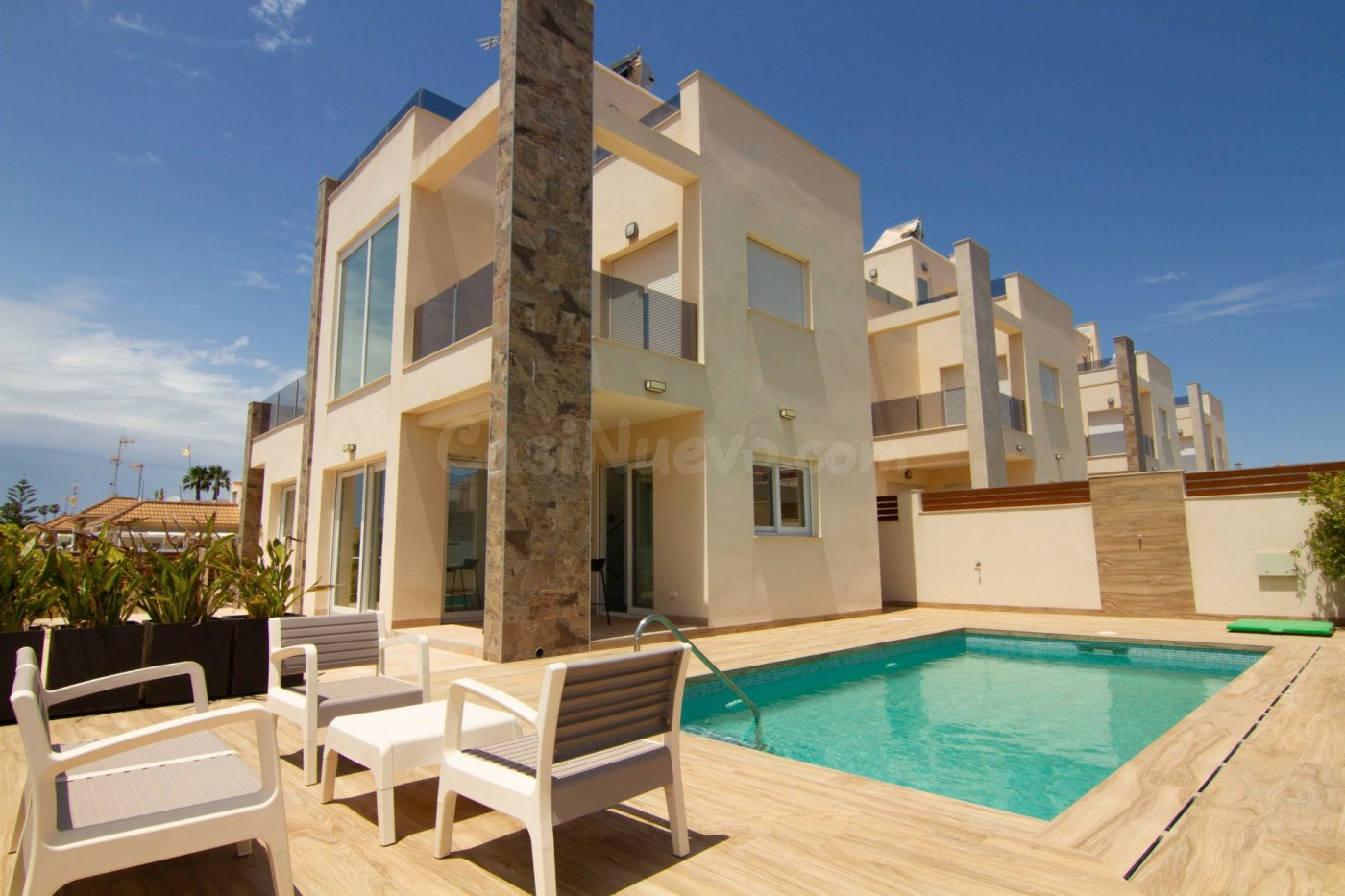 VILLA DE LUJO DE 3 DORMITORIOS 3 BAÑOS, PISCINA PRIVADA, EN LOS FRUTALES, ( TORREVIEJA) ALICANTE.