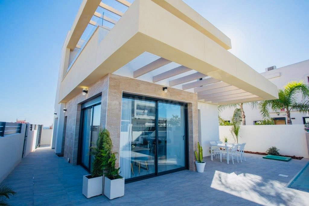 VILLA DE 3 DORMITORIO 2 BAÑOS, PISCINA (OPCIONAL) EN LOS MONTESINOS (ALICANTE)