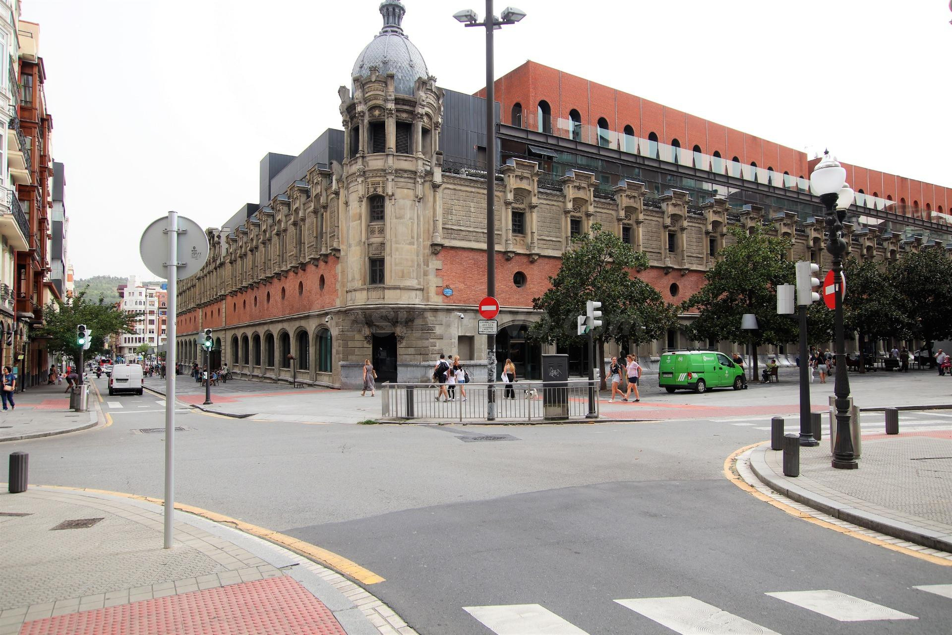 Se Alquila local comercial en Zona Alhondiga
