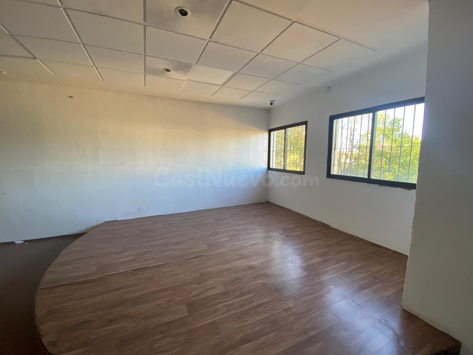 Amplio Local Comercial en Cerro de Reyes, Badajoz - Oportunidad Única