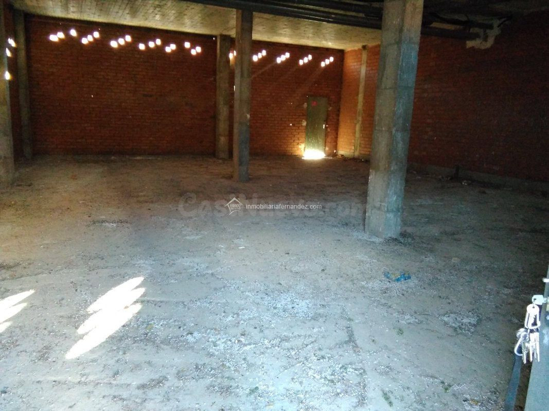 Se alquila local con salida de humos en Residencial Gredos