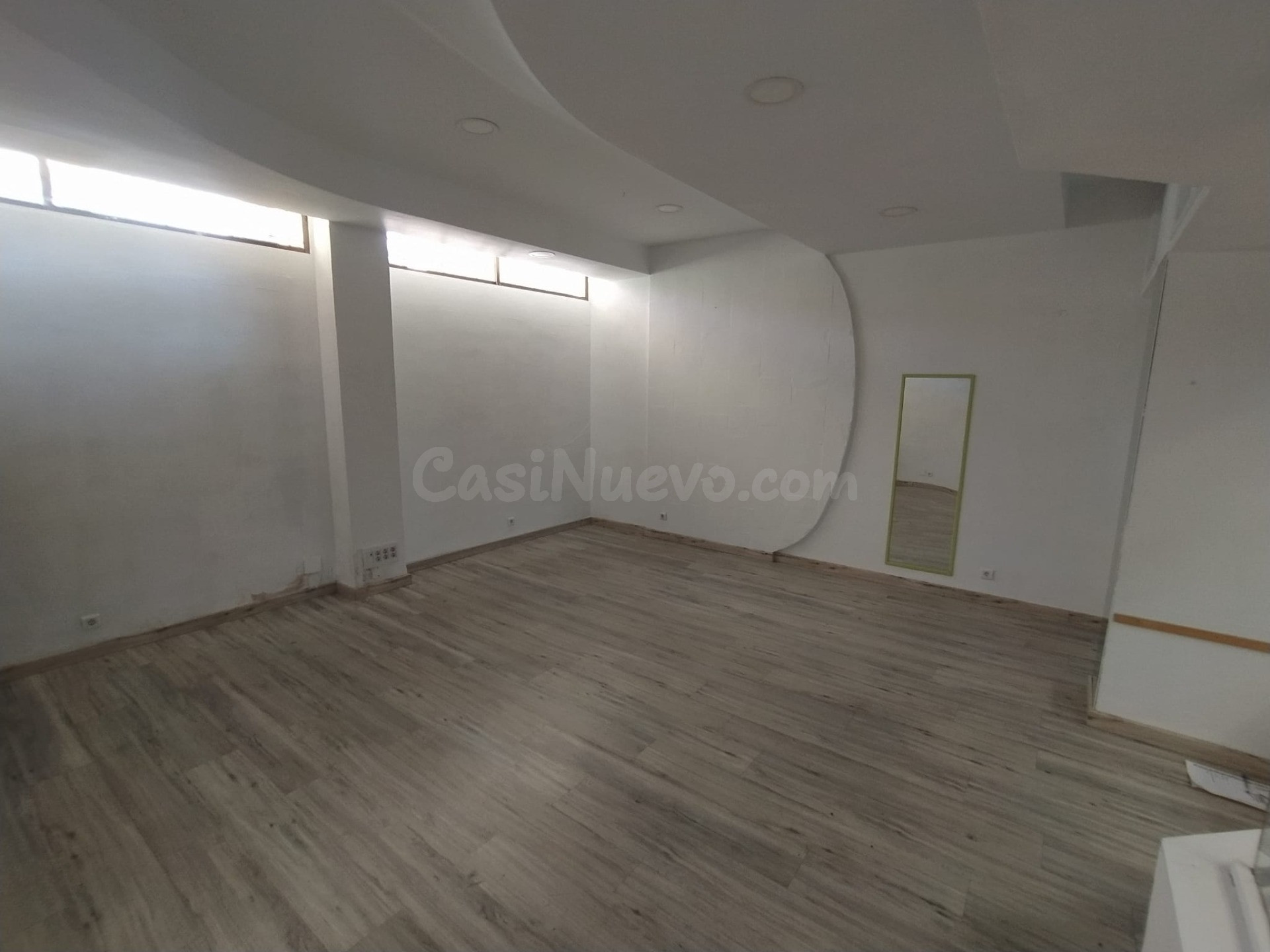 Local reformado y totalmente diáfano con mucha luz en galería de Cánovas