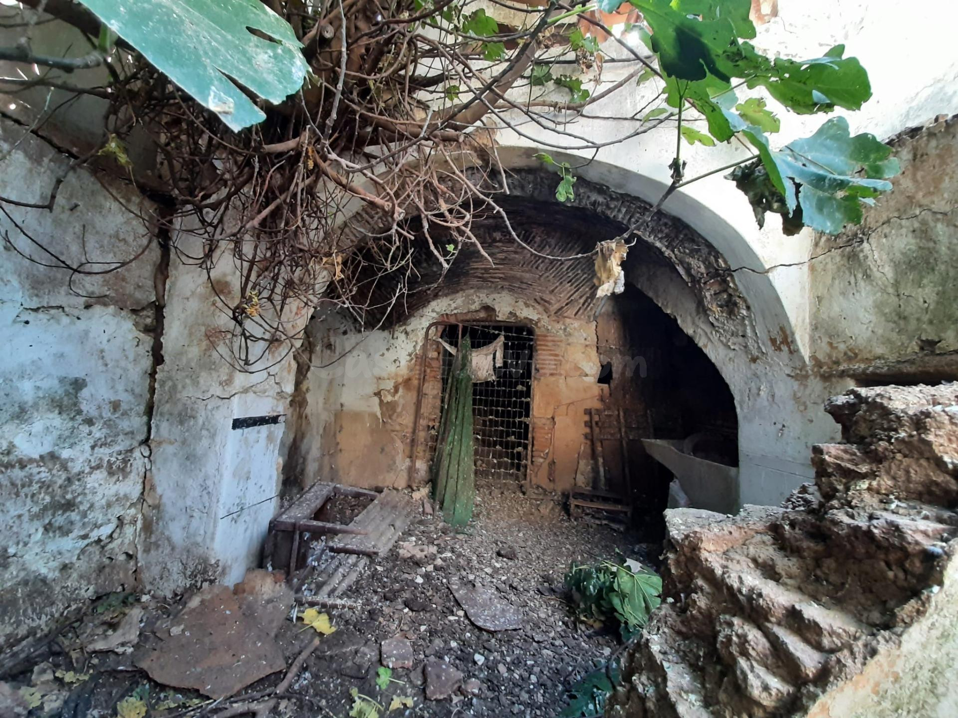 Casa con patio para reformar, en Casar de Cáceres