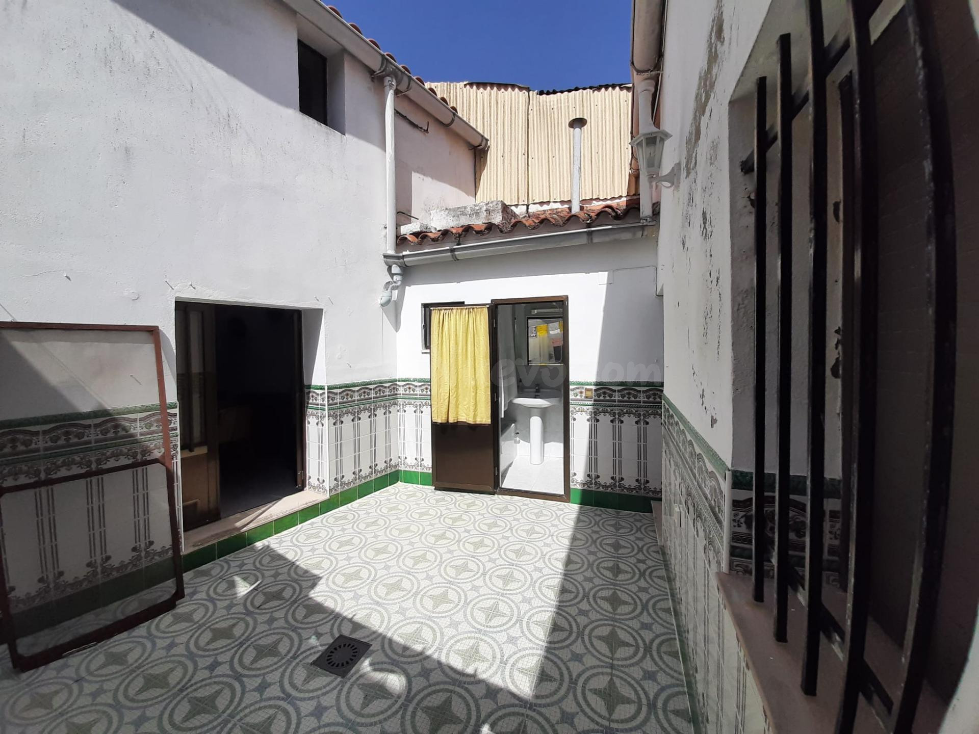 Casa con patio en Montanchez - foto 2