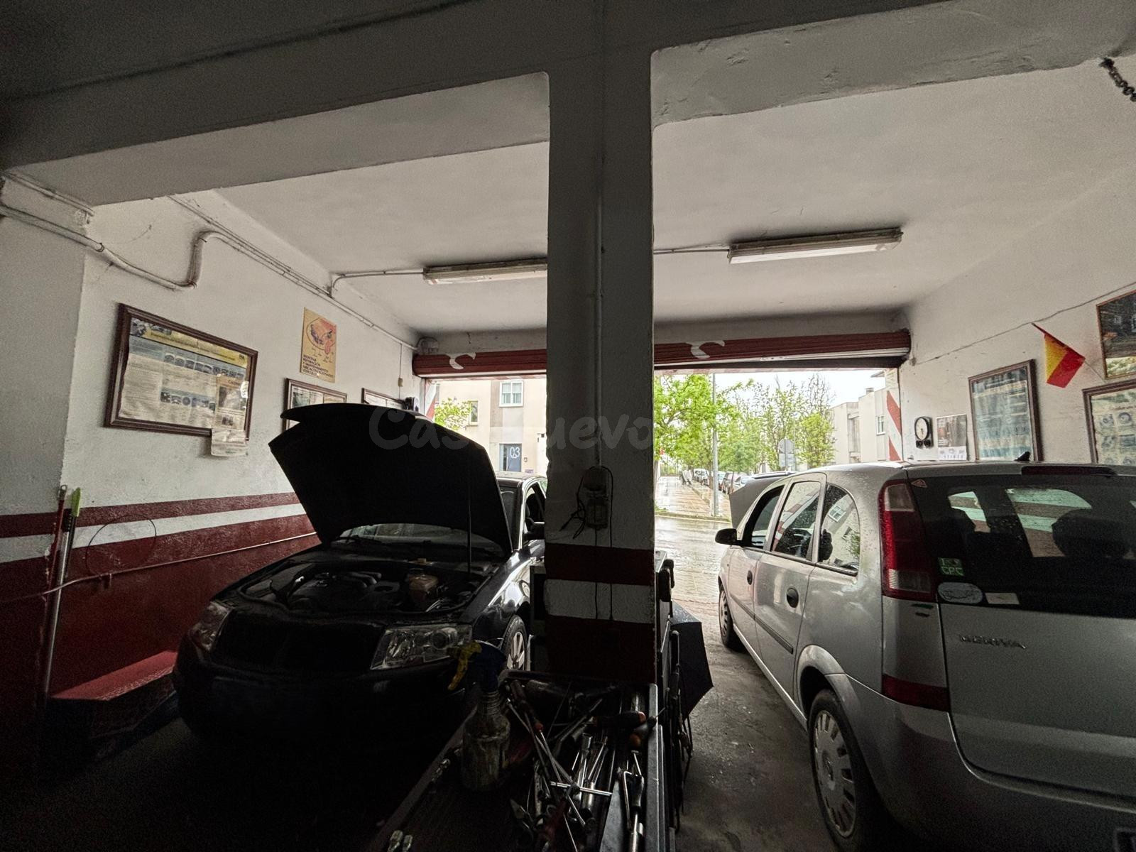 Taller de coches en San Blas - foto 2