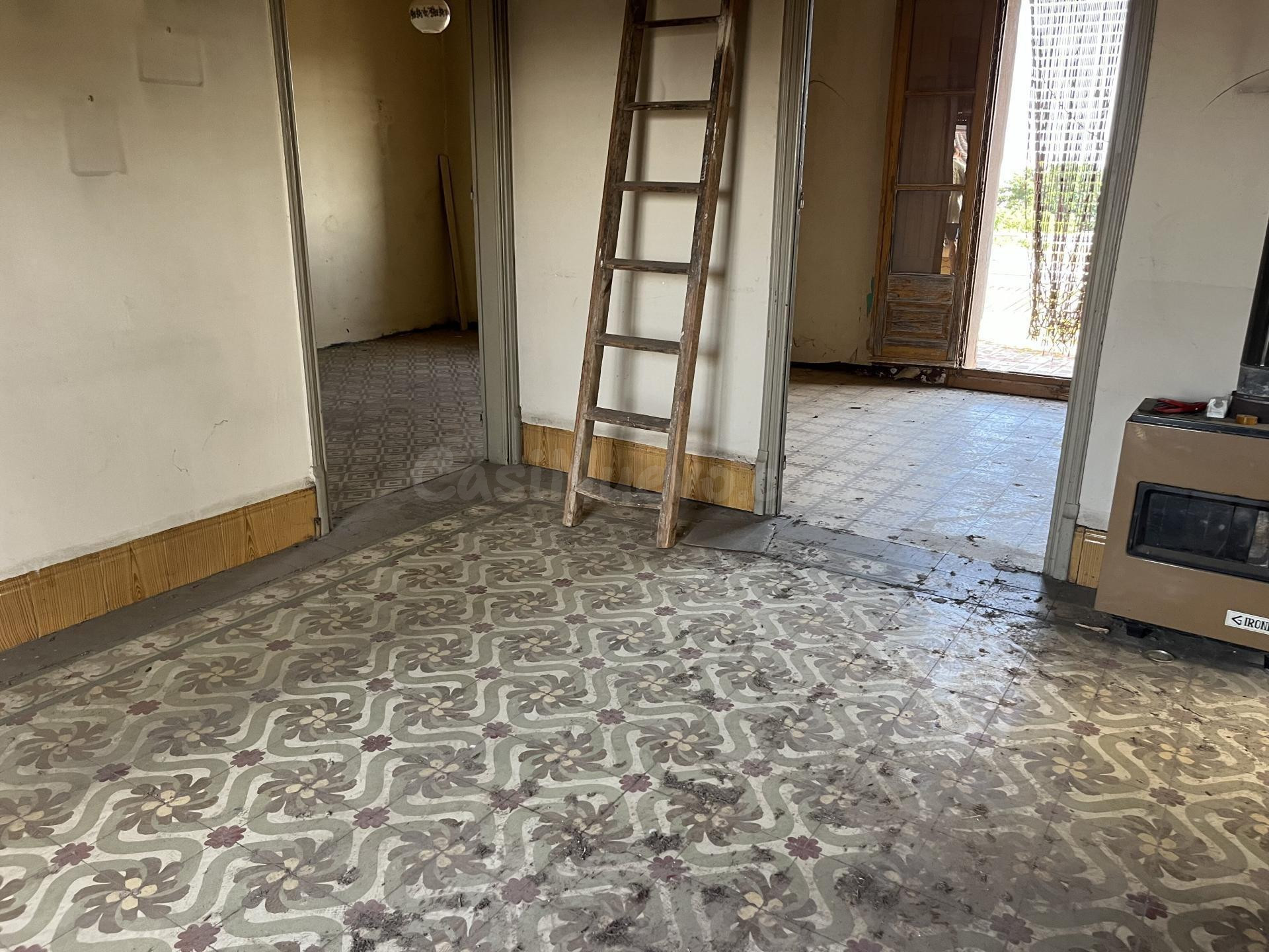 Casa para reformar con terrenos en venta en Vilamacolum, Alt - foto 2