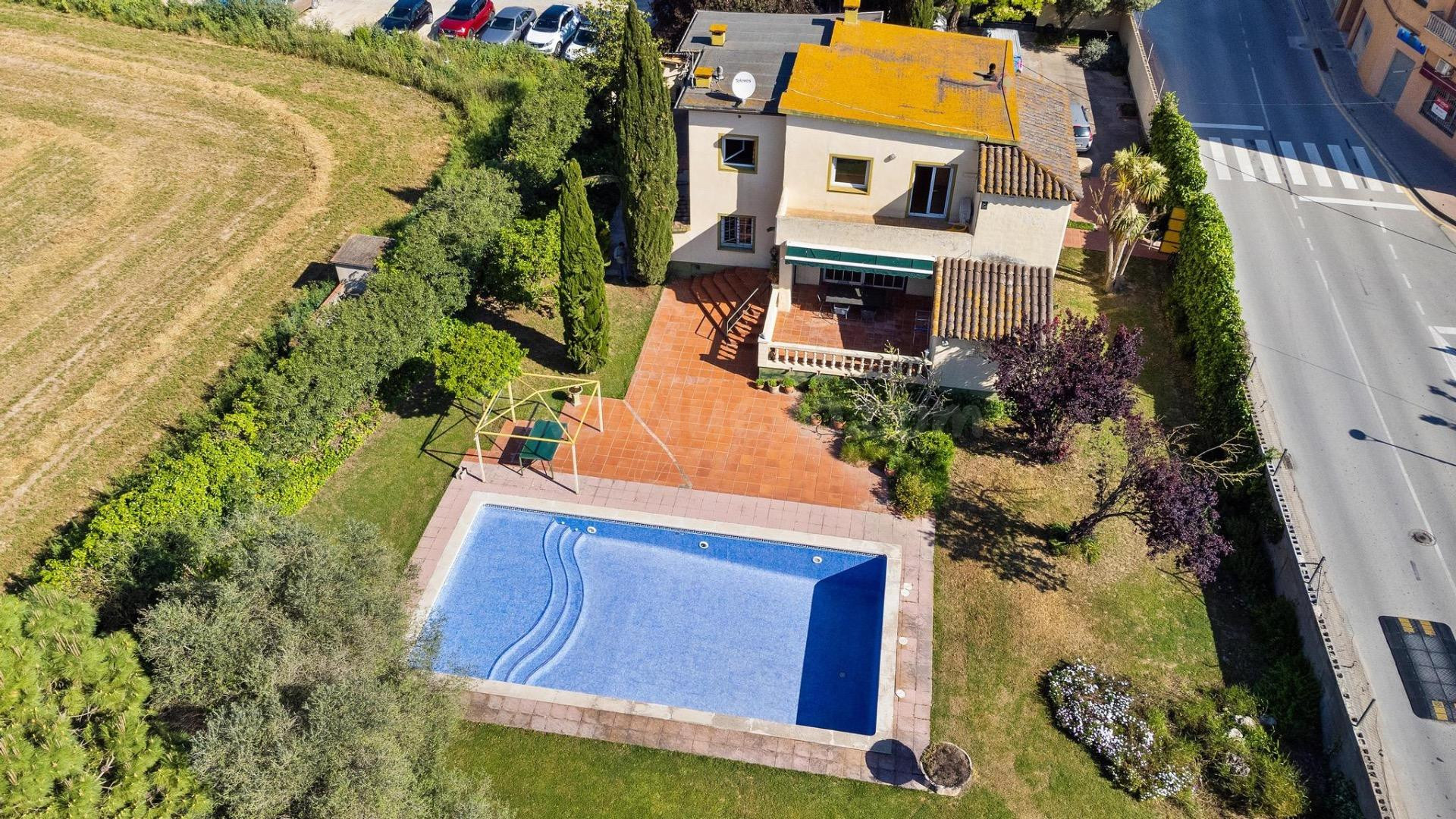 Villa con gran jardín de 1500m2 y piscina de 70m2 a 100m del centro de Sant Pere Pescador