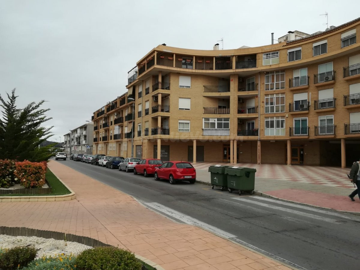Se vende local cormercial de 303 m2 en Elda.