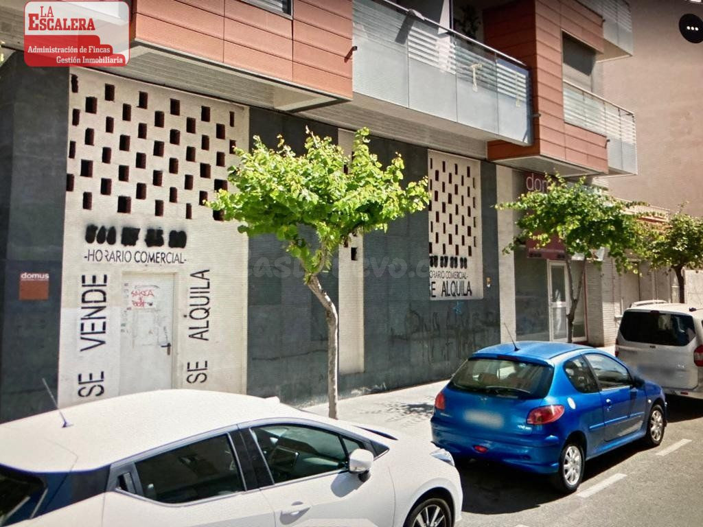 Bajo comercial de 400 m2, cerca de restaurantes y servicios