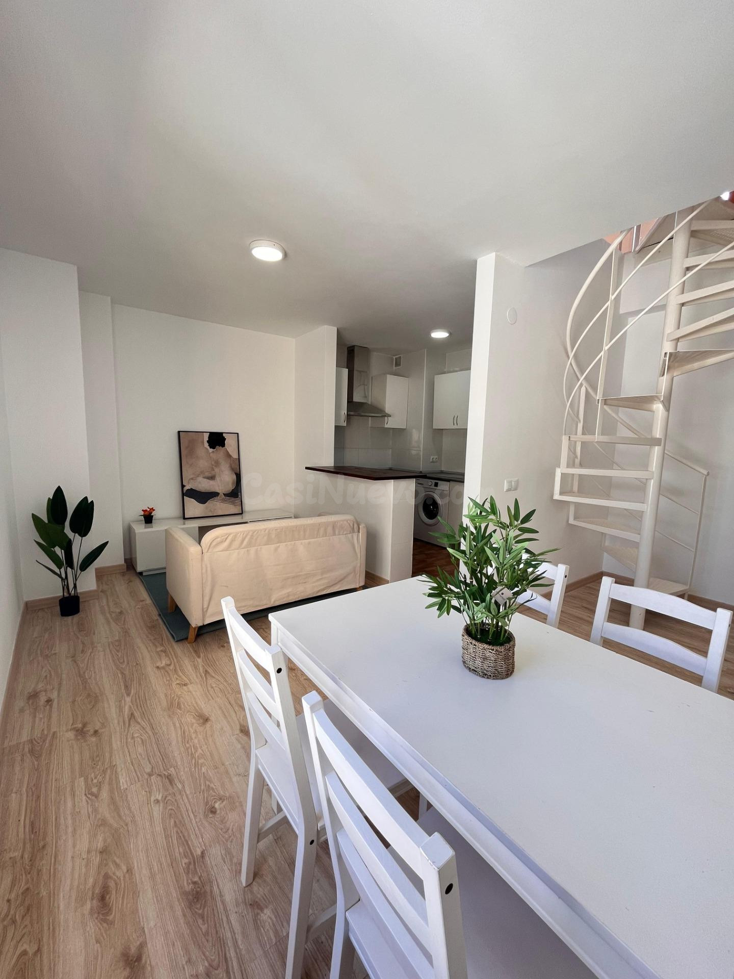 Duplex  de 2 habitaciones con 2 garajes y trastero