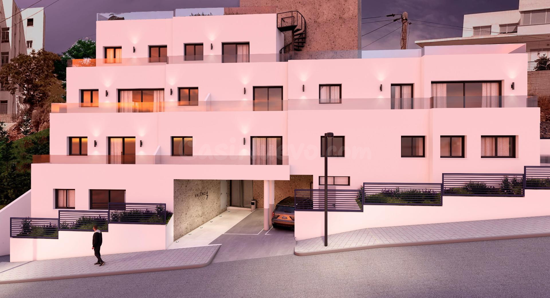 Estrena Ático con solárium cerca de la playa, 2 dormitorios de obra nueva con vistas al futuro.