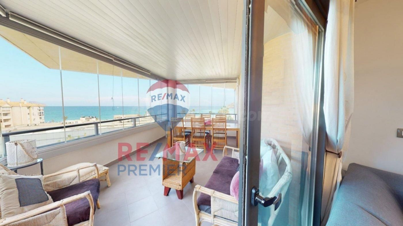 Paquete de 3 áticos con vistas despejadas al mar, y un local comercial