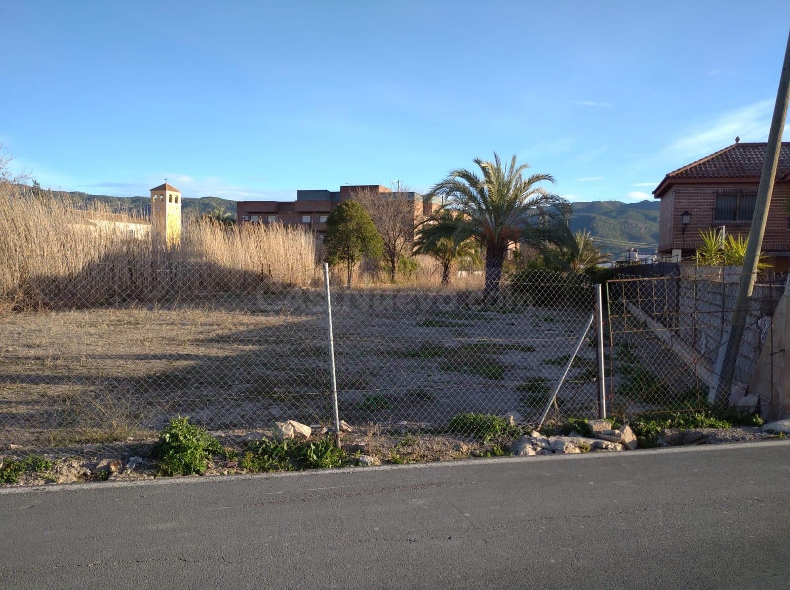 Se vende estupenda parcela en Los Alburquerques.