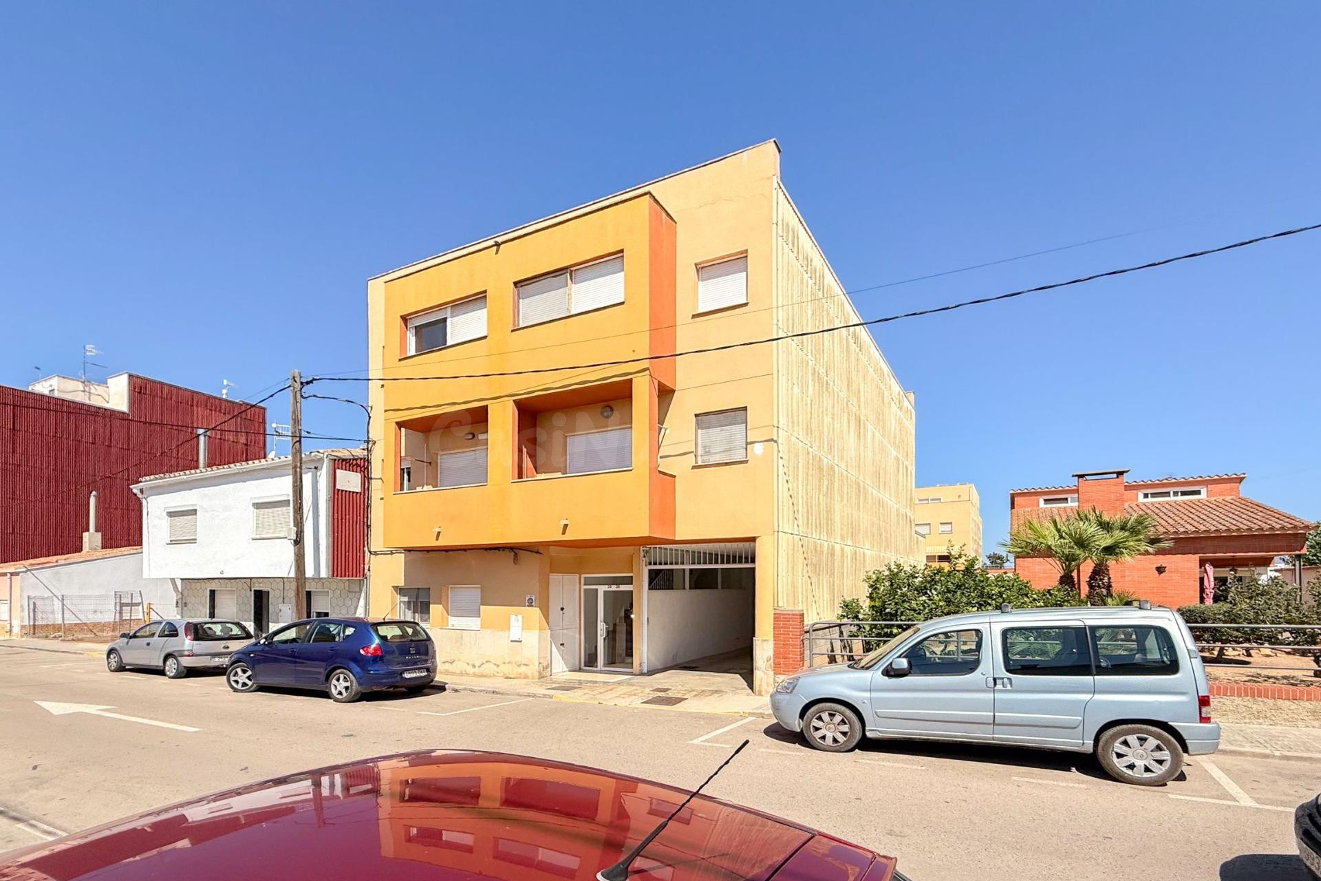 Dúplex con terraza, parking y listo para entrar a vivir en San Jaume d’Enveja