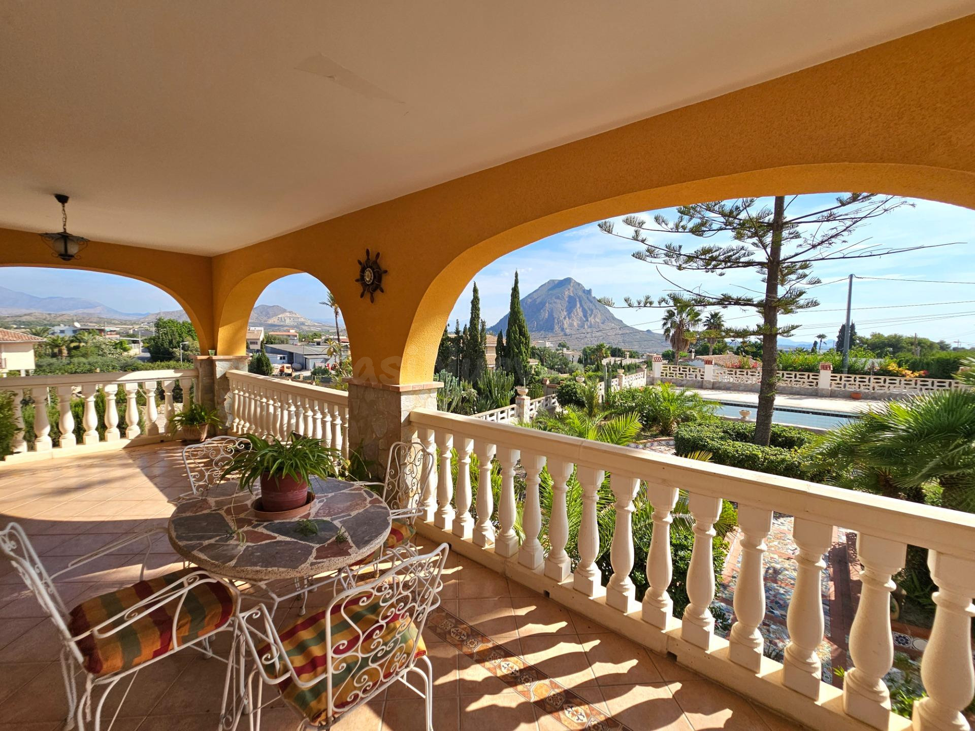 IMPRESIONANTE CHALET EN REBOLLEDO!! A 6 min de Alicante ciud