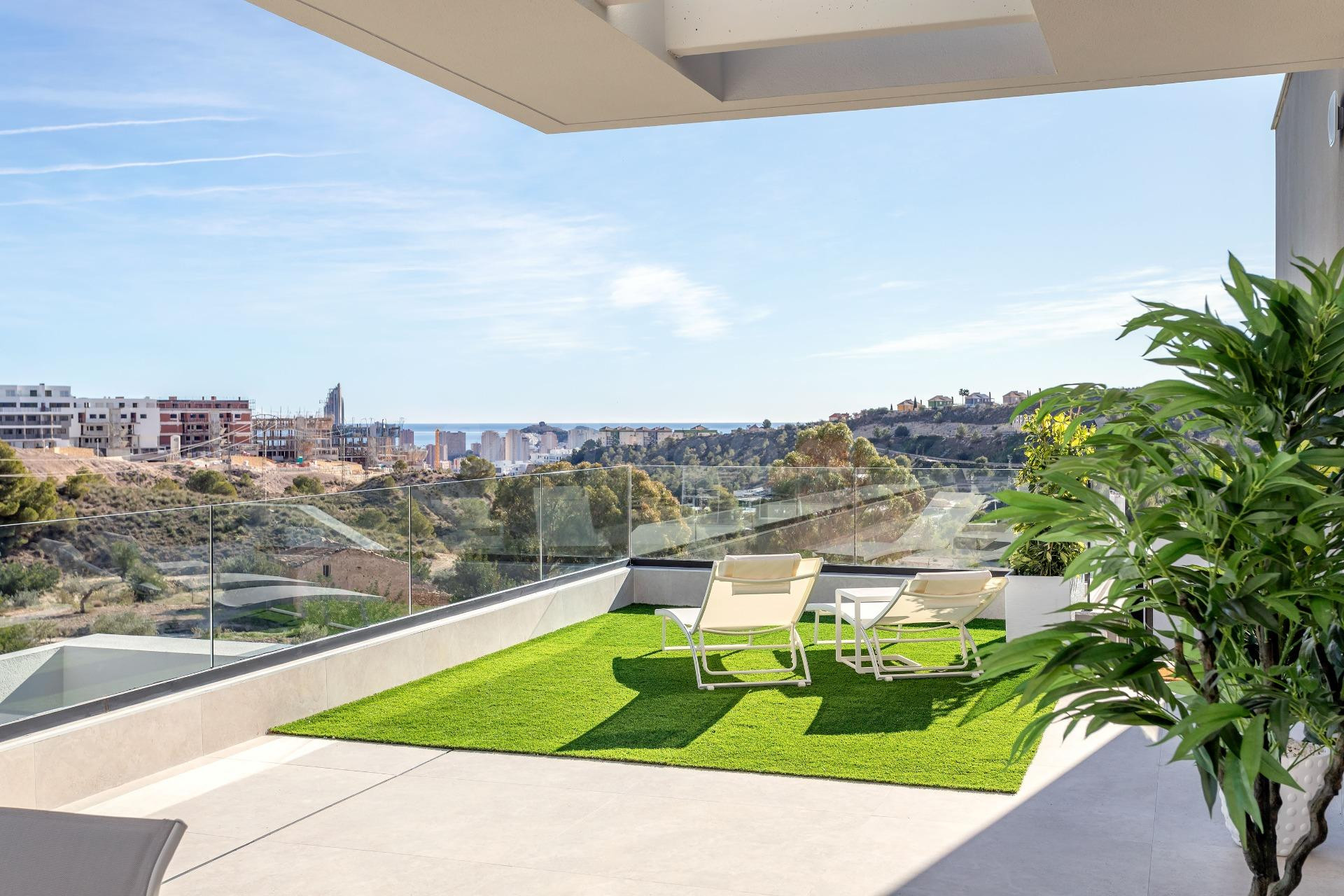 IMPRESIONANTE ATICO DE 2 DORMITORIOS CON TERRAZA DE 130M2 EN FINESTRAT!!
