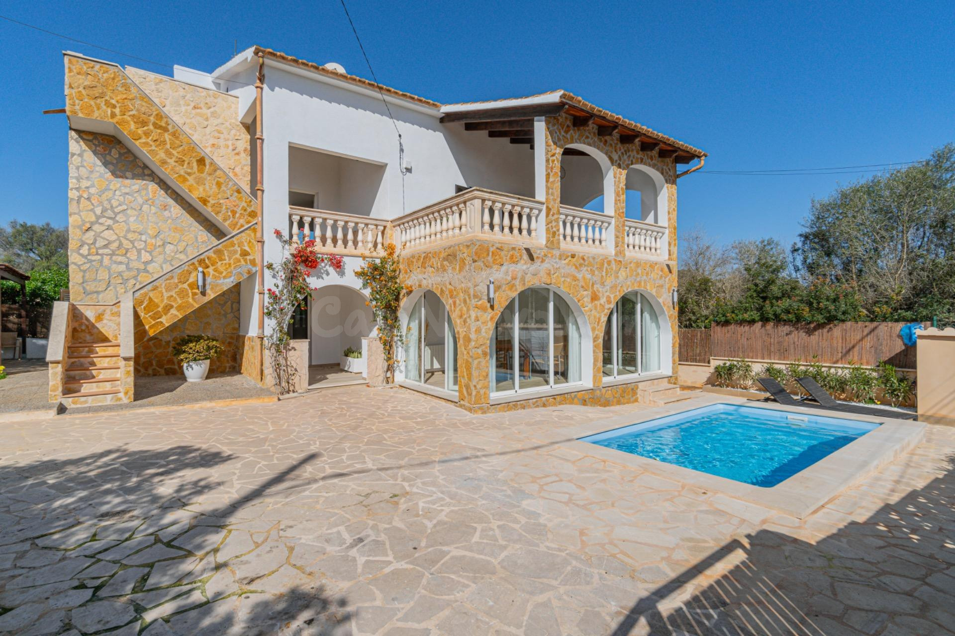 Chalet con dos apartamentos en Cala Santanyi con jardín y pi