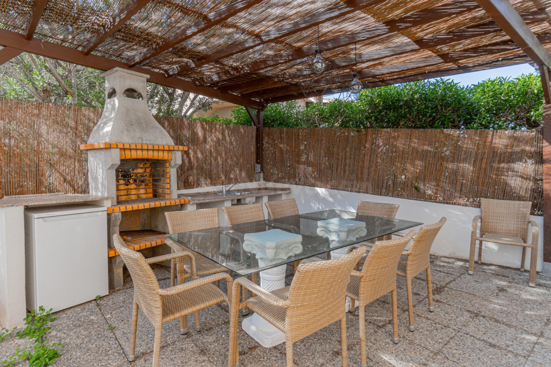 Chalet con dos apartamentos en Cala Santanyi con jardín y pi - foto 4