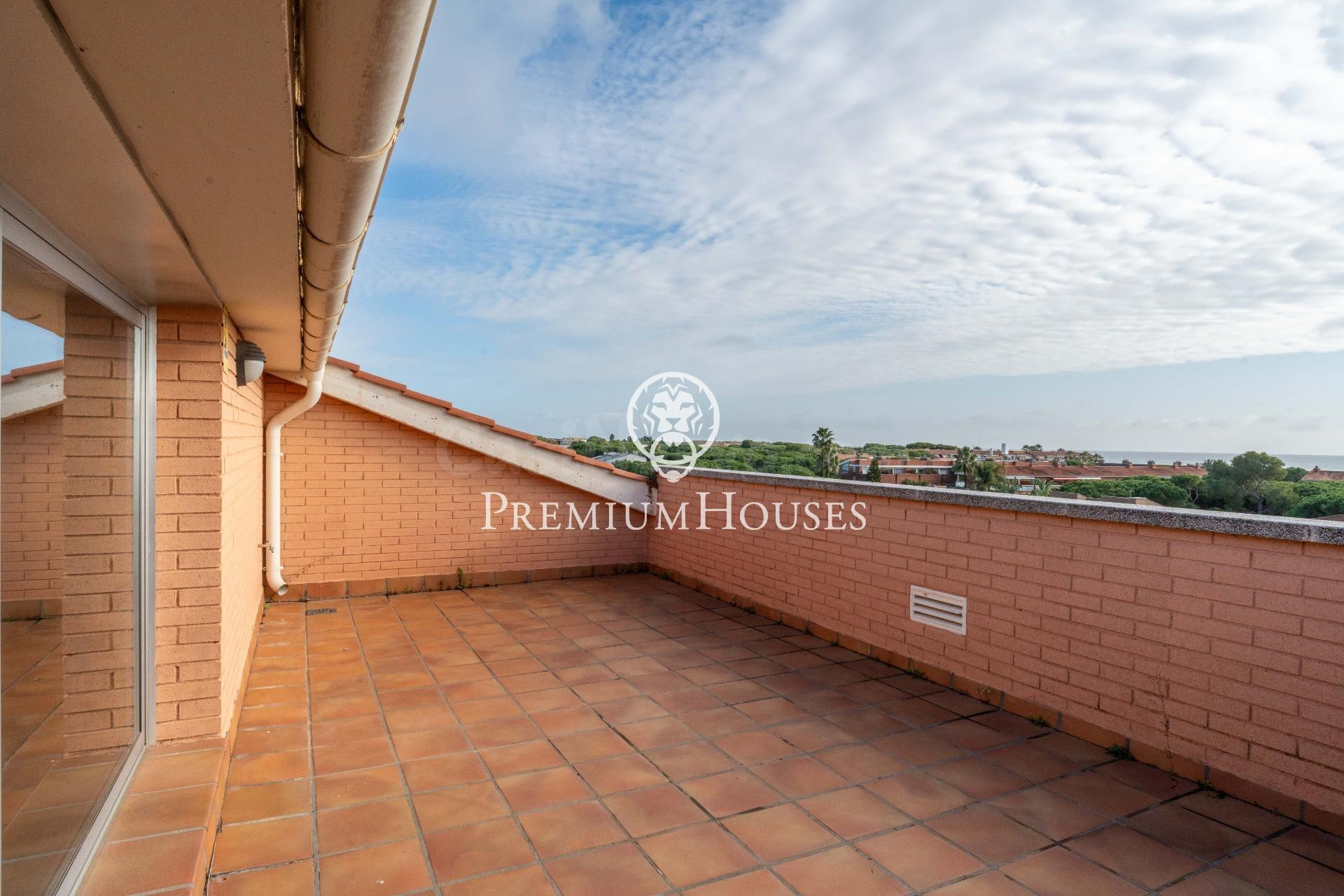 Dúplex con Jardín y piscina comunitaria en Gavá Mar