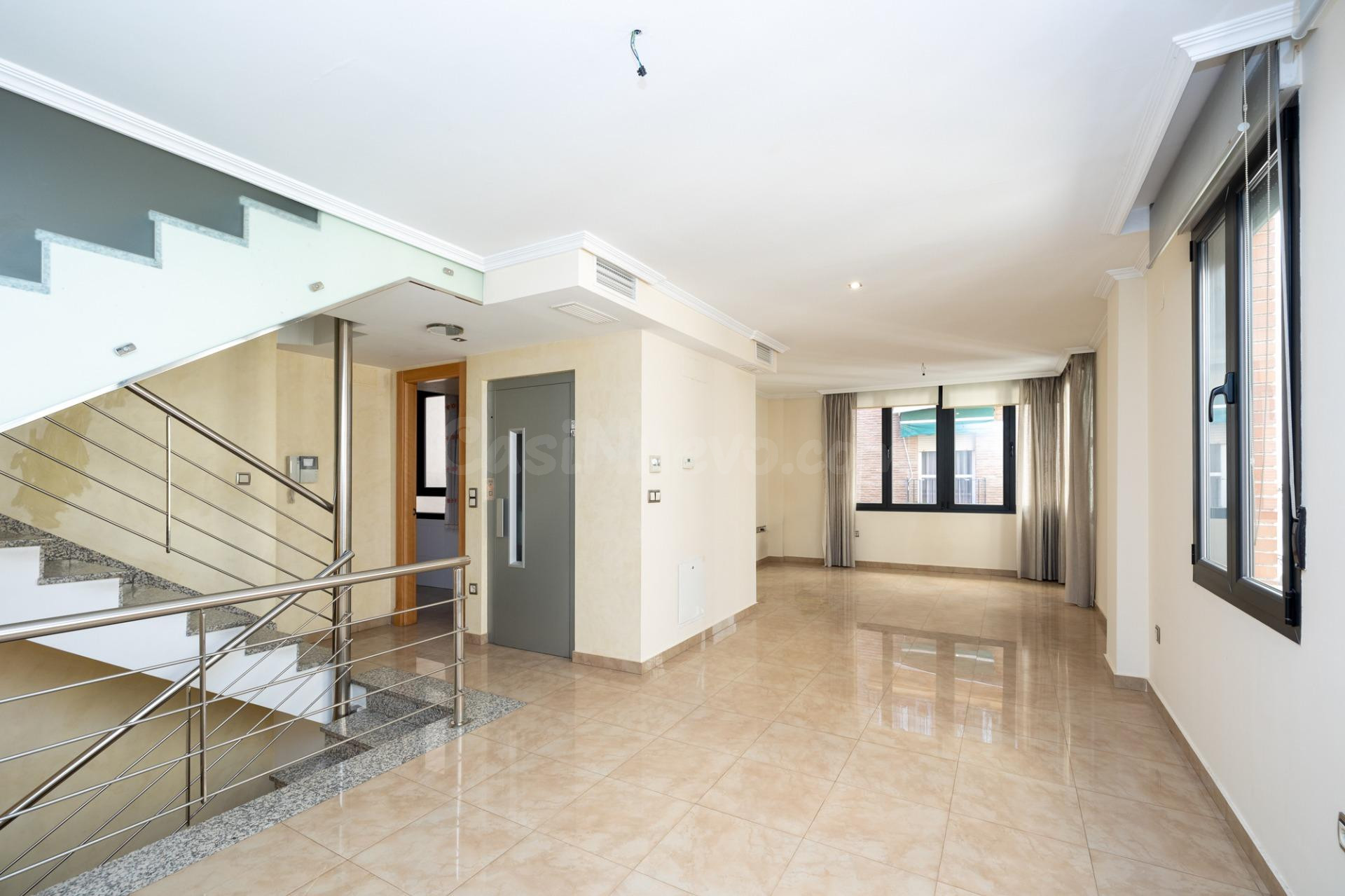 Casa exclusiva junto a Acera del Darro. Pleno centro de Granada. Seminueva y con ascensor propio
