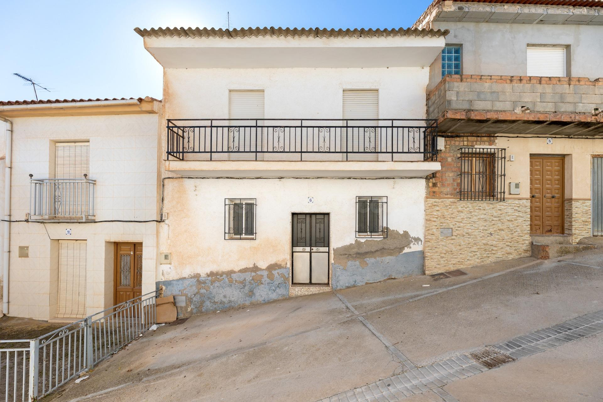 Amplitud y Encanto en Agron: Casa Espaciosa de 7 Dormitorios y 1 Baño
