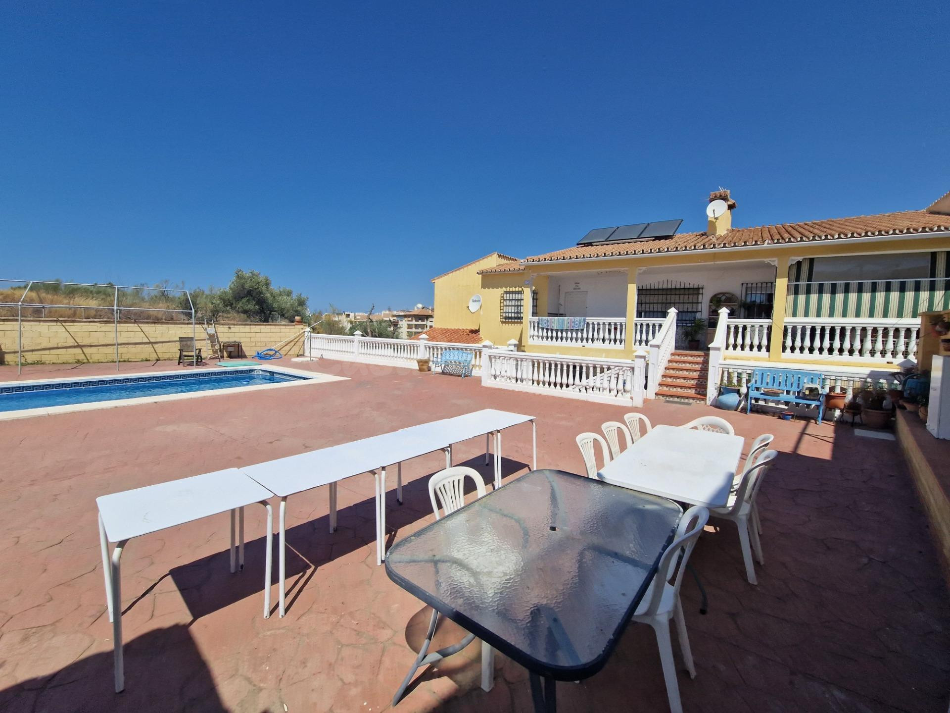 Espléndida Oportunidad de Inversión en Torre de Benagalbón: Amplia Propiedad con Chalets Independien