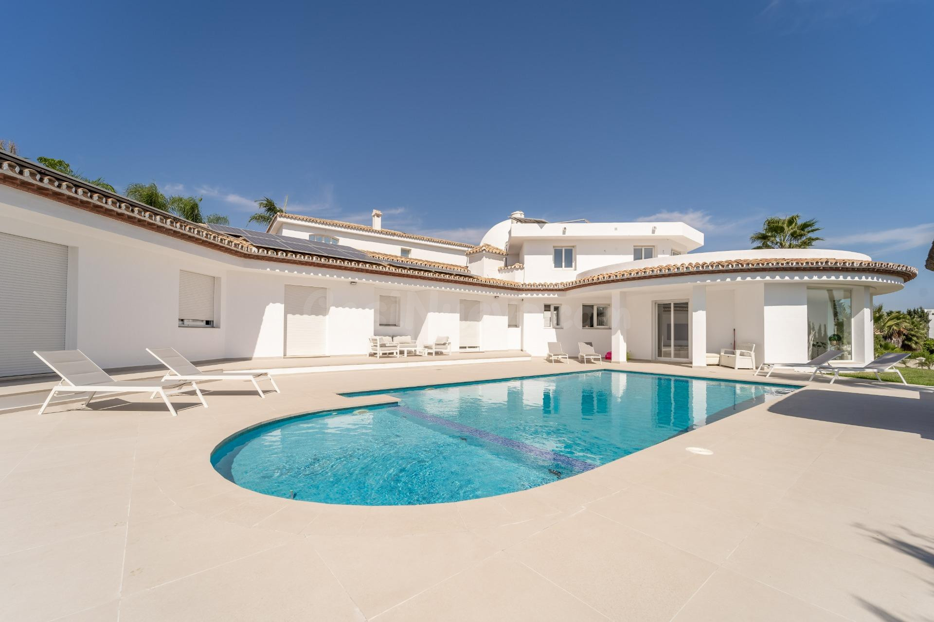 LUMINOSO CHALET EN ESTEPONA