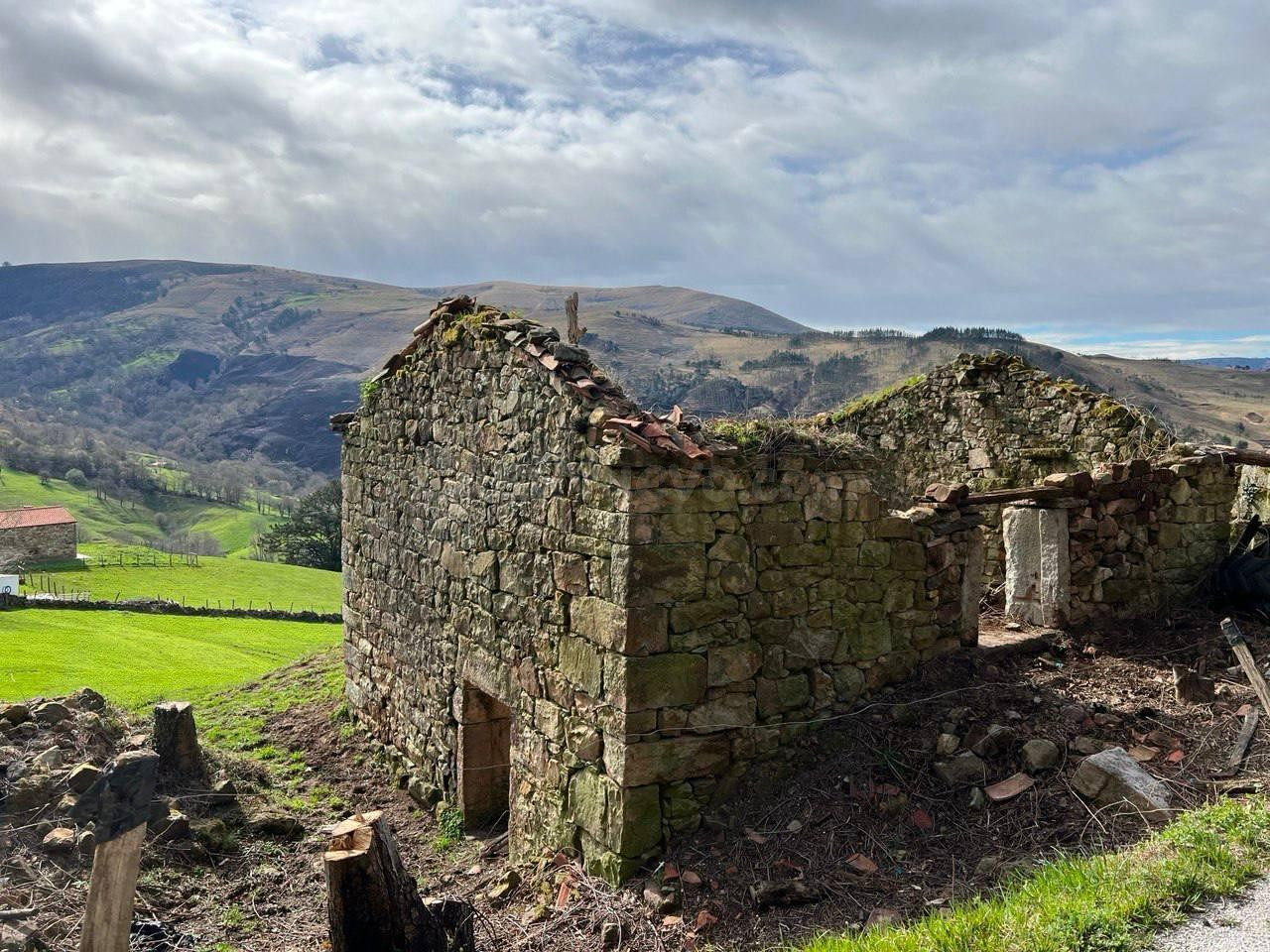 SARO. TERRENO DE 18490 METROS CON CABAÑA PARA REHABILITAR - foto 2