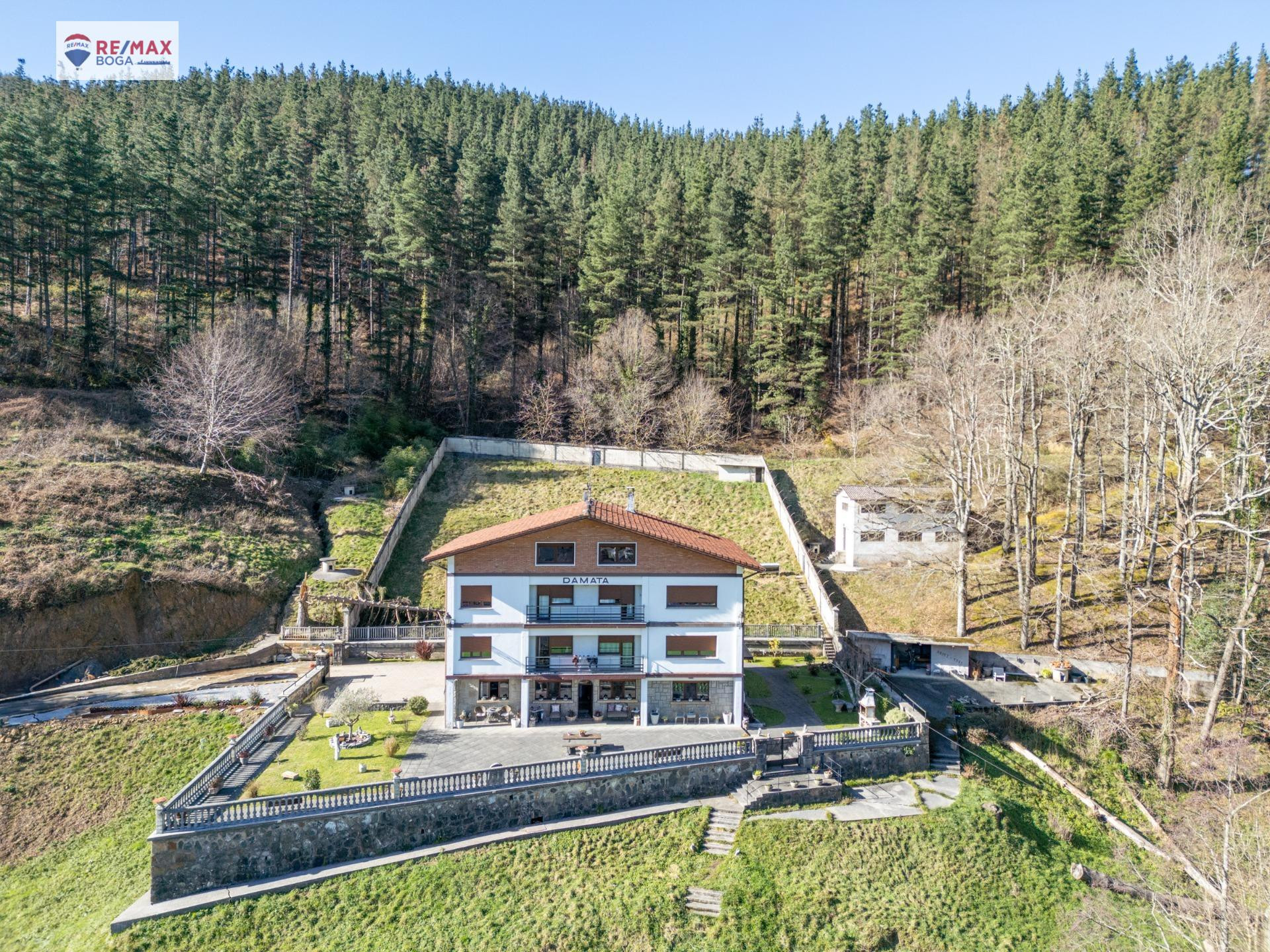 Casa con ingresos actuales y gran potencial para inversión o vida familiar múltiple
