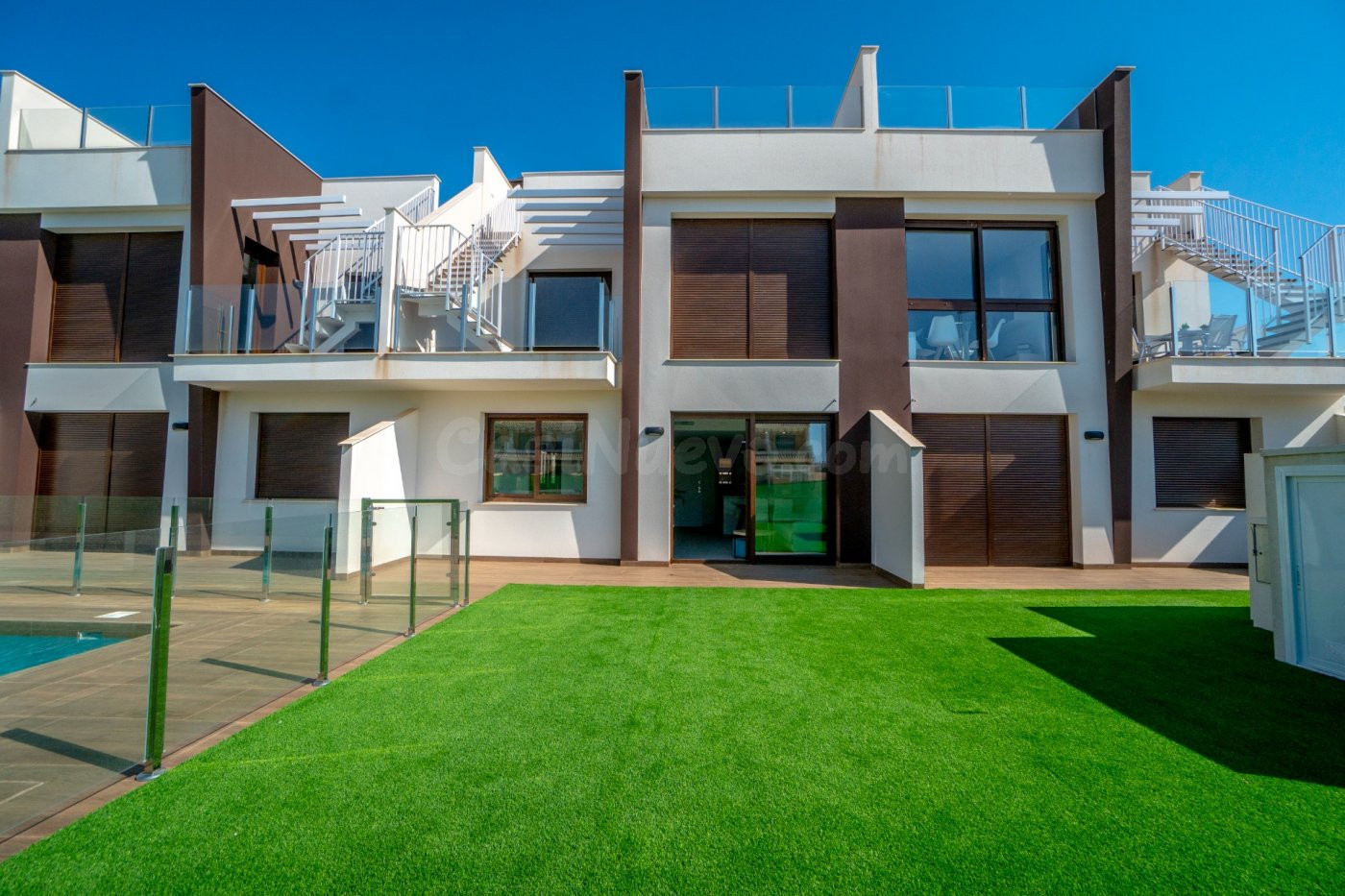 Bungalows con 2 dormitorios, 2 baños, piscina comunitaria en zona de Lo Pagan