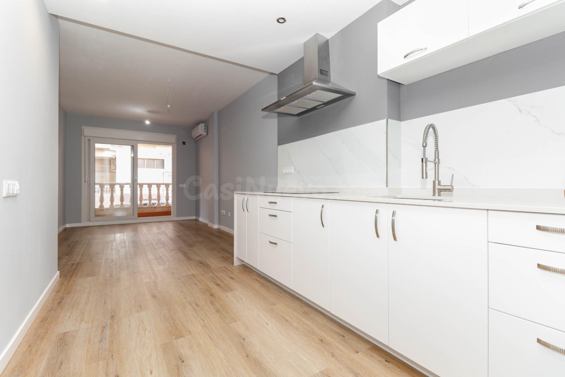 Apartamento en planta baja en La Mata, de 2 dormitorios 2 baños, a 100 metros del mar.