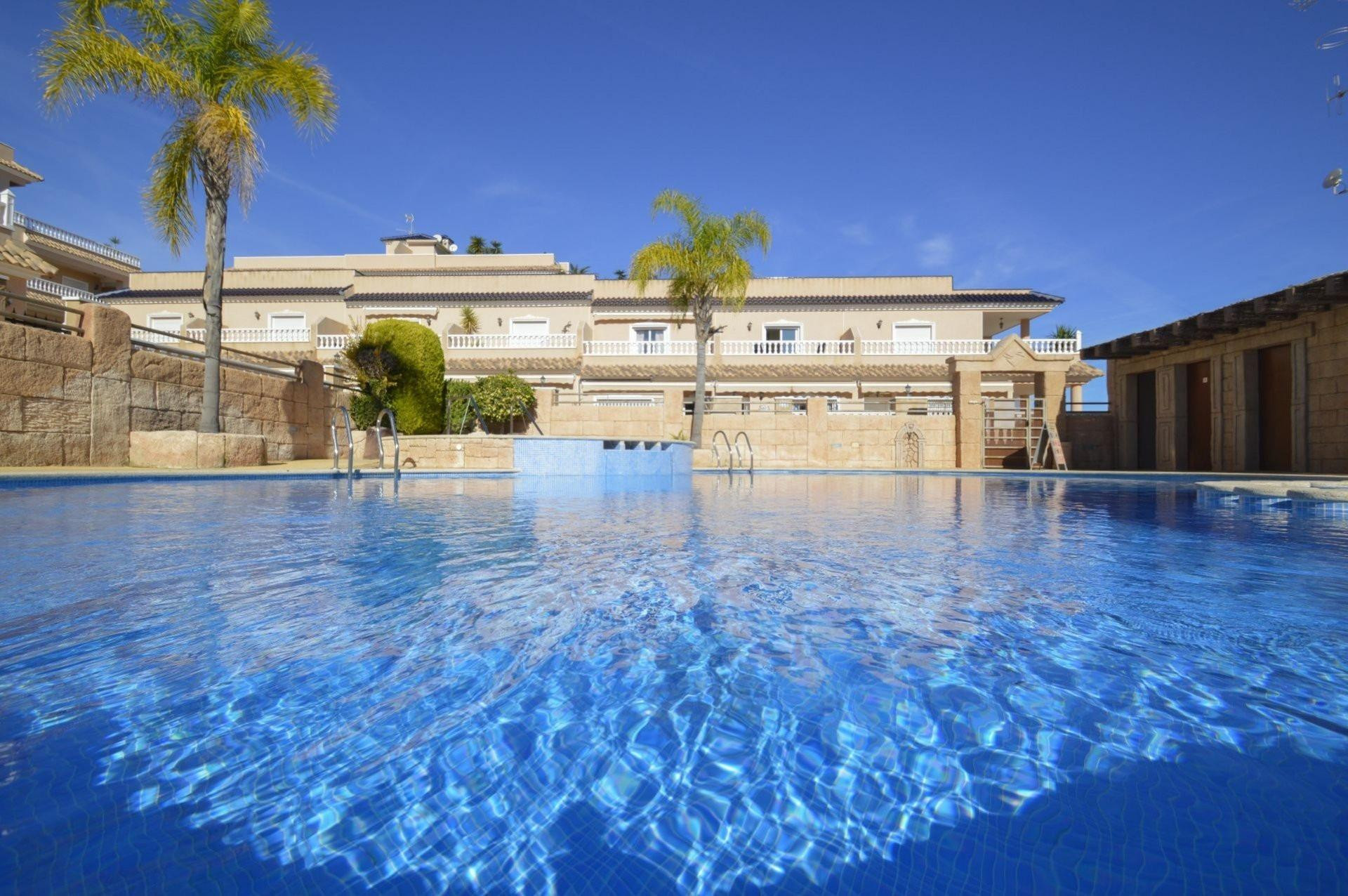 Adosado con 2 dormitorios y 2 baños, con piscinas comunitaria en zona Villamartin (Orihuela Costa)