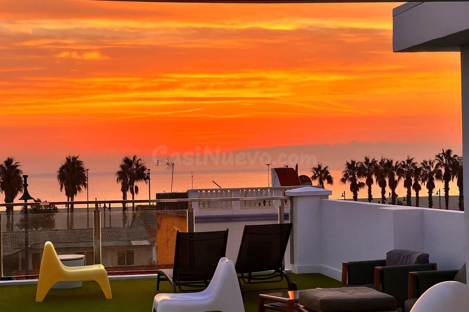 Casa independiente con gran terraza-ático y vistas al mar