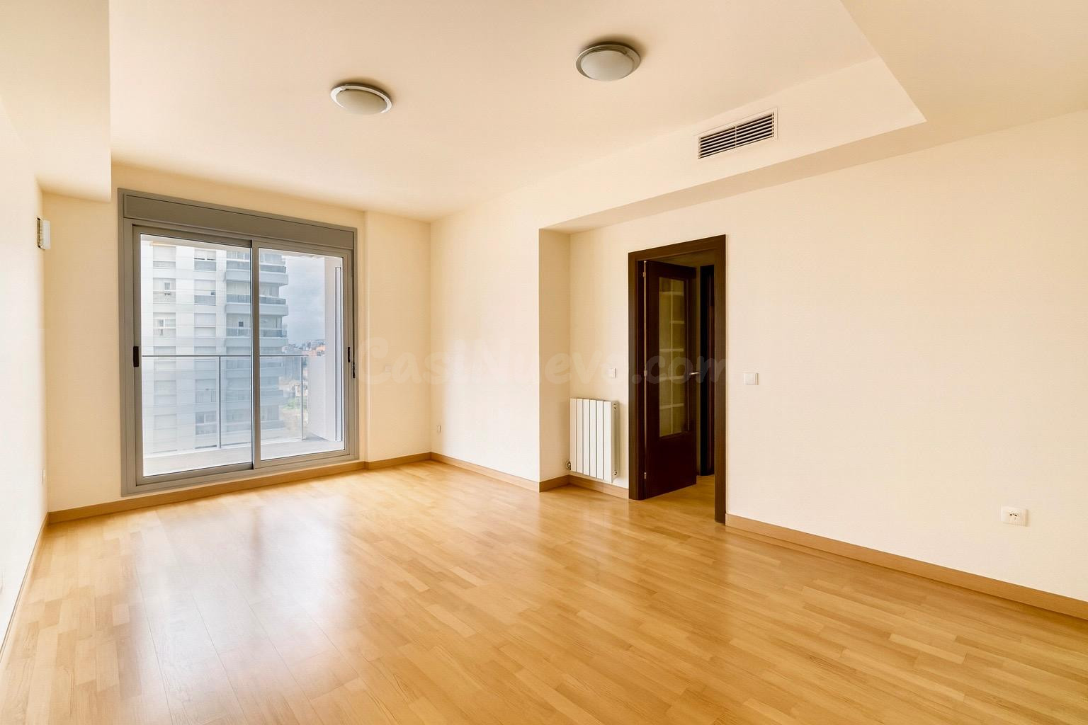 Amplia vivienda exterior con garaje y trastero - foto 2