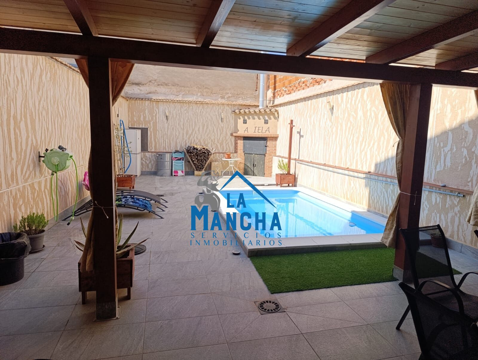 INMOBILIARIA LA MANCHA VENDE CASA BAJA CON TERRAZA Y PISCINA EN MADRIGUERAS ( ALBACETE ).