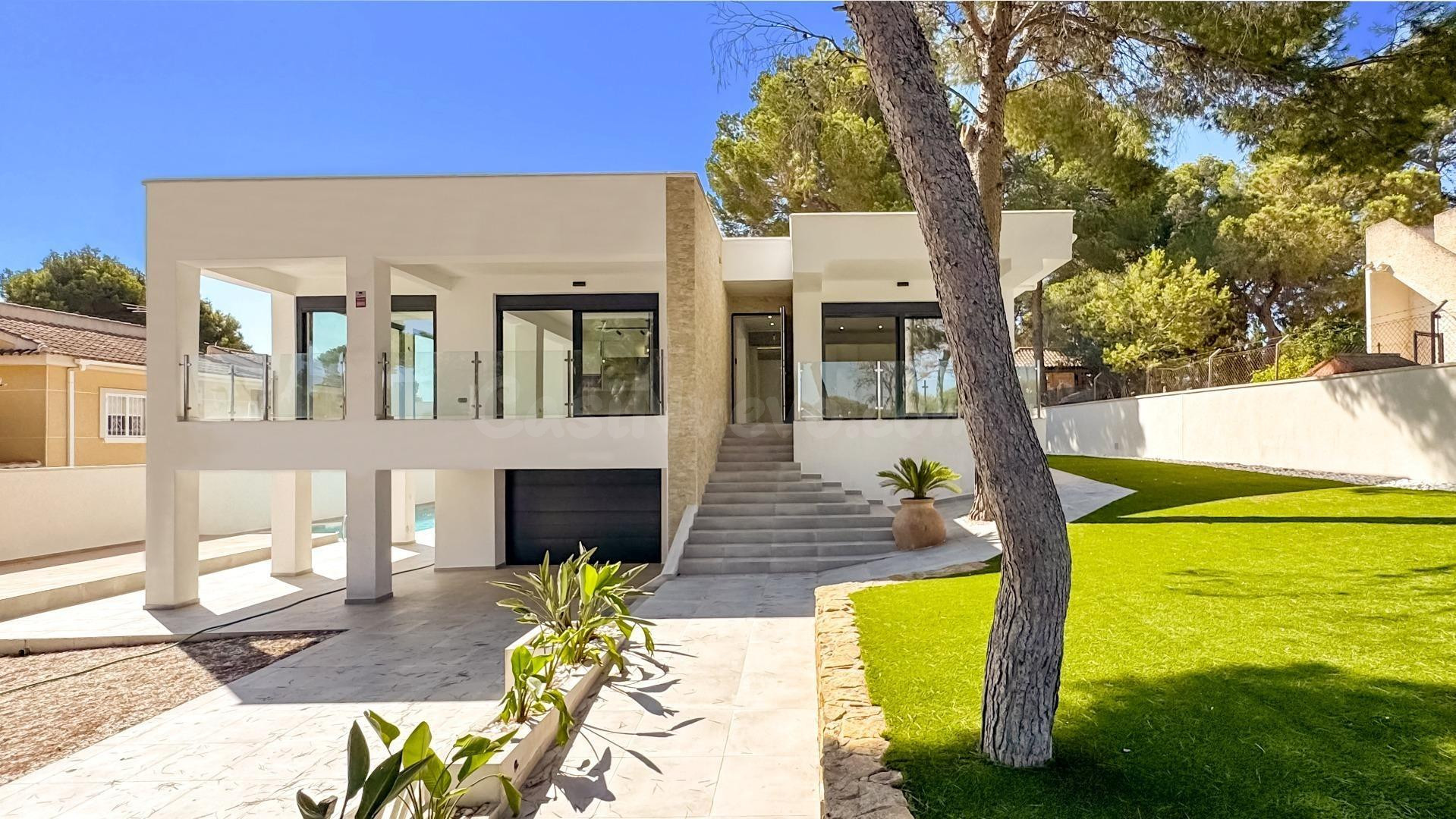 GRAN VILLA DE LUJO EN TORREVIEJA, 4 HAB, 5 BAÑOS, 1 ASEO