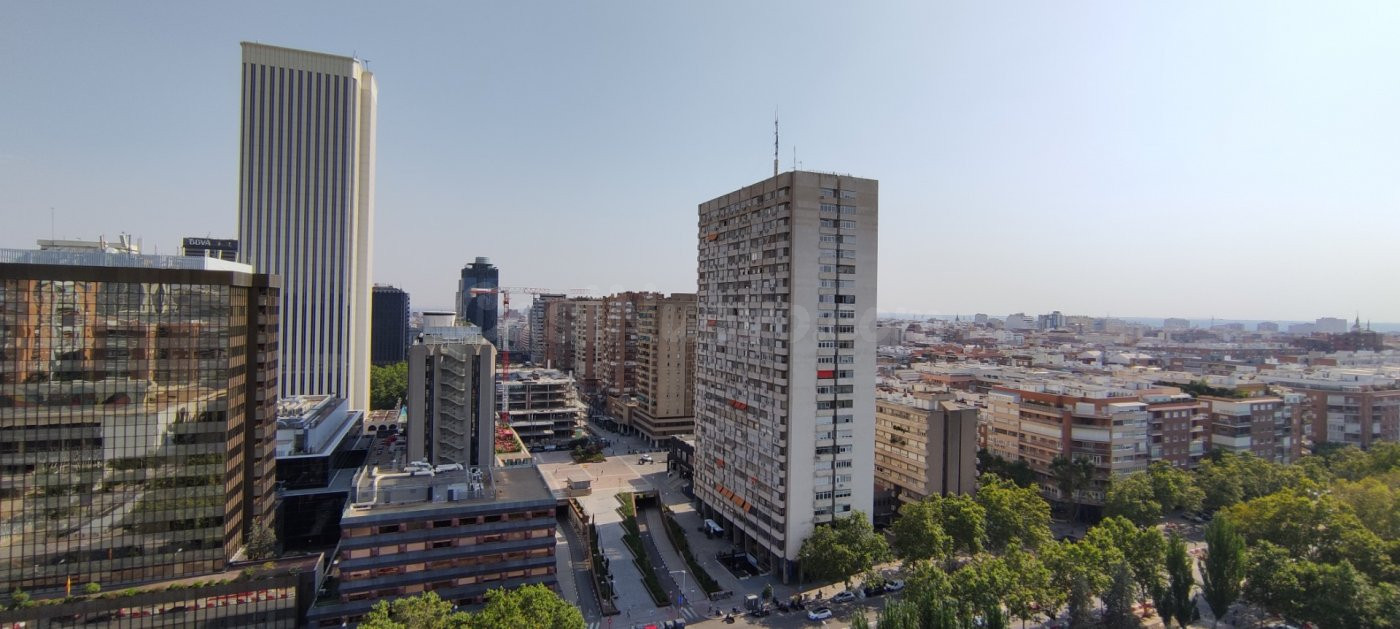 En el corazón de la ZONA empresarial de Madrid, Plaza de Lim - foto 4